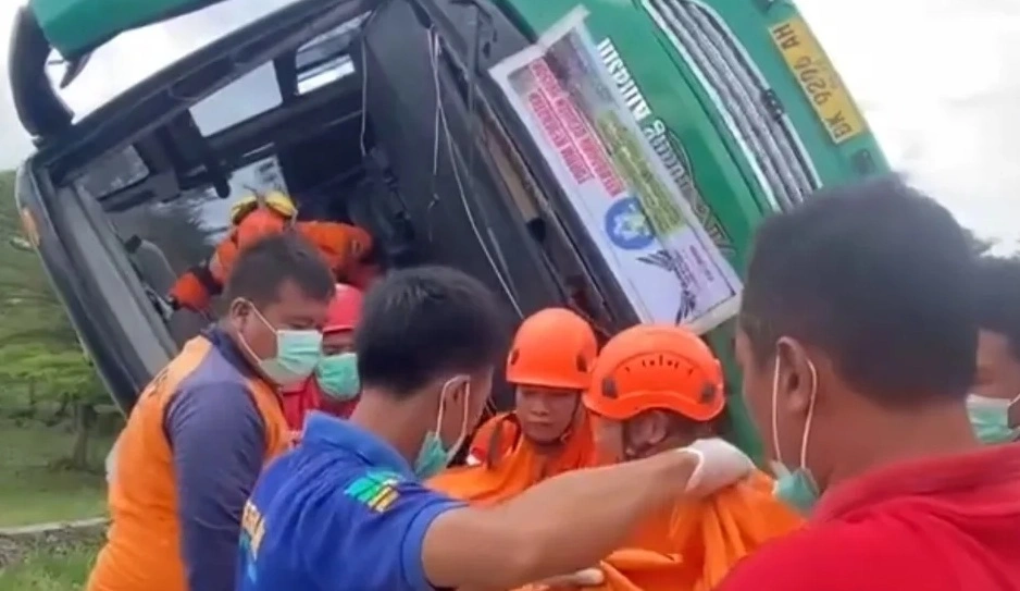 Petugas mengevakuasi korban kecelakaan maut bus terguling di Exit Tol Gandulan, Pemalang, Jawa Tengah, Sabtu (25/10/2025). [Instagram]